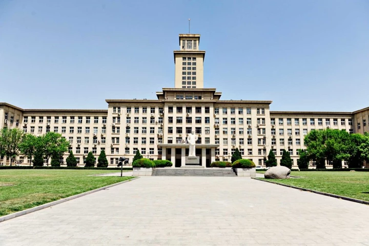 Nankai Campus Building Statue 1024X682